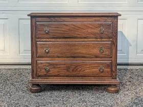 16-9006 Ethan Allen Royal Charter Oak 3-drawer Bedside Chairside Chest Or End Table 16-9006 Ethan Allen Royal Charter Oak 3-drawer Bedside Chairside Chest Or End Table
