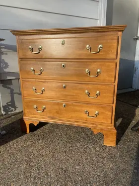 18-9003 Ethan Allen Beautiful Circa 1776 Four Drawer Maple Bachelor Chest #18-9003